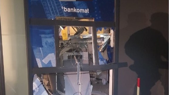 Neuveriteľné: Zlodeji na vylúpenie bankomatu použili výbušninu