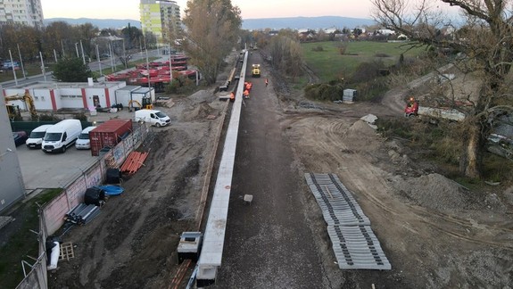 FOTO: Od leta tu nastúpite na vlak. Výstavba prestupného terminálu vo Vrakuni napreduje