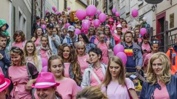 Pochod proti rakovine prsníka podporili tisíce ľudí, nechýbali známe tváre