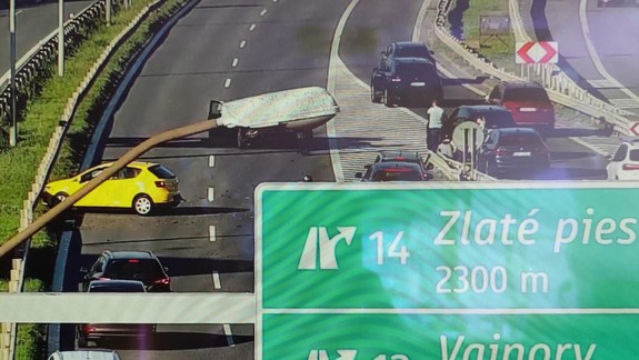 Na diaľnici D1 v smere na Trnavu sa zrazili dve autá