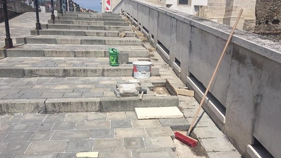 Staré Mesto na vlastné náklady opravuje schody ku Katedrále sv. Martina