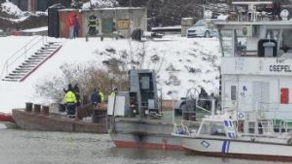 Vo Vlčom hrdle sa potápa vlečný čln