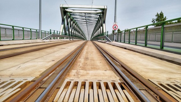 Kuriozita v Bratislave, o ktorej mnohí netušia: Čo je zvláštne na koľajniciach na Starom moste?