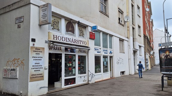 Poznáte toto malé hodinárstvo z roku 1946? Pozrite sa dnu na prácu profíkov s nami