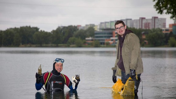 V Petržalke po letnej sezóne čistia okolie i dno Veľkého Draždiaka - čo všetko tu vlani našli?