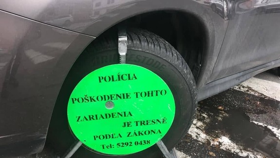 FOTO: Všimli ste si na tejto papuči niečo nezvyčajné - nemalo by byť jej používanie nezákonné?