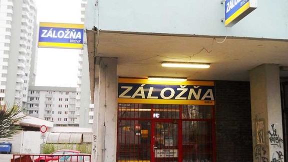 Ozbrojení lupiči prepadli záložňu