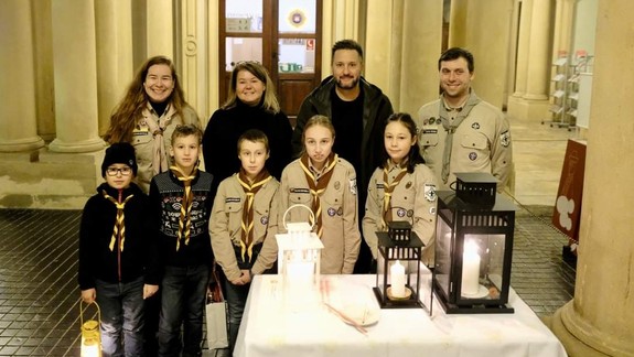 Môžete si prísť odpáliť: Betlehemské svetlo žiari už aj v podbrání Primaciálneho paláca