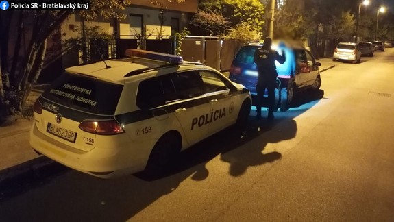 Trojčlennej lúpežníckej bande hrozí až osemročný trest za nočné prepadnutie 20-ročného muža