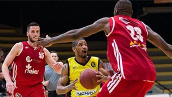 Basketbalisti Interu Bratislava vedú nad Komárnom už 3:0