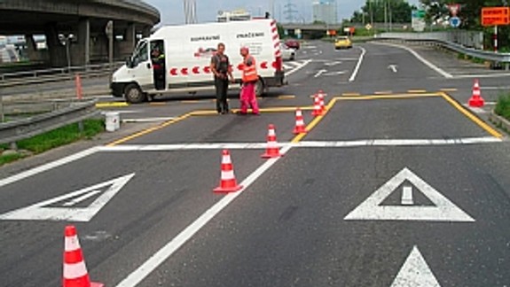 Mesto začalo s úpravou vodorovného dopravného značenia