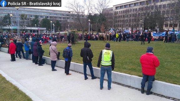 FOTO: Na Námestí slobody sa zišli veriaci - ich verejné zhromaždenie sprevádzali mimoriadne bezpečnostné opatrenia