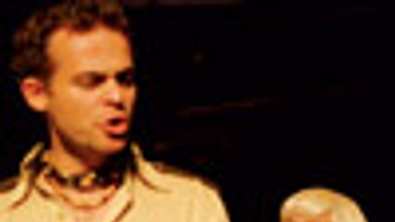 V Astorke Othello škrtí Desdemonu