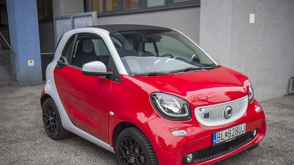 VIDEO A FOTO: Toto autíčko je naozaj mini. Župa má prvý elektromobil