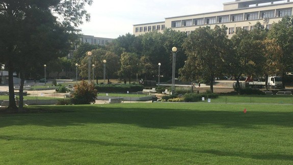 FOTO: Námestie slobody sa opäť začína zelenať - viete, čím budú jeho trávniky vybavené?