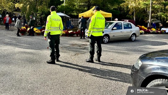 Bratislavská polícia dohliada na dopravu a poriadok v blízkosti cintorínov