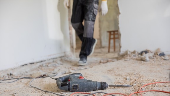 Rekonštruujete byt? Spôsoby, ako viesť káble bez veľkého búrania