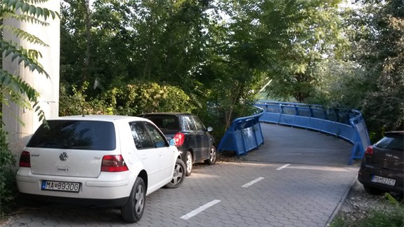 Pod Apollom sa parkuje, kde sa vodičom zachce
