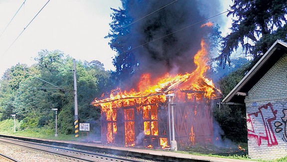 Požiar zničil čakáreň na stanici Železná studienka