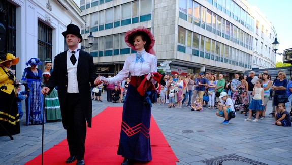 Cestovanie časom: Čaká vás živý orloj, prechádzka históriou Bratislavy, ale aj symfonický orchester a dobové módne prehliadky