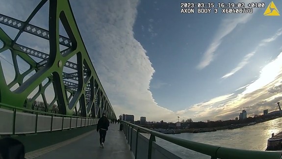 VIDEO: Dráma na Starom moste:  Muž chcel skočiť do Dunaja, zasahovali mestskí policajti