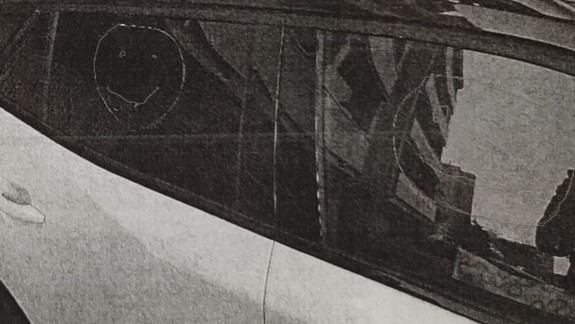 Vandal v Dúbravke: Seniorovi vyryl na auto smajlíky