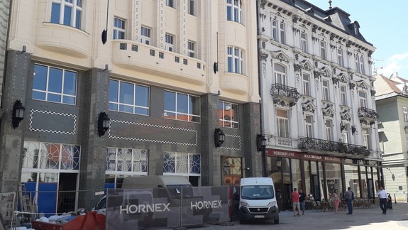 Zaskočení Bratislavčania: To naozaj bude mať historická budova na Hlavnom námestí plastové okná?