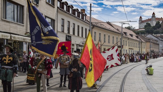 FOTO: Mestom prešiel korunovačný sprievod Maximiliána II. Habsburského