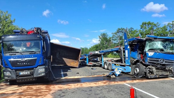 Na diaľnici D1 v smere z Bratislavy na Trnavu sa zrazili kamióny