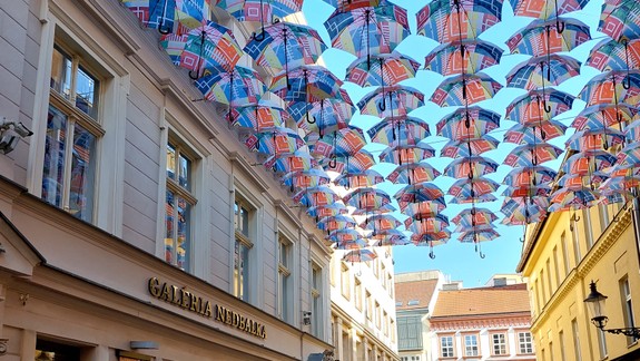 Nedbalovu ulicu budú po siedmykrát skrášľovať dáždniky