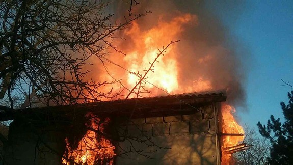 FOTO: Bratislavskí hasiči zasahovali v Devíne, kde horela chata