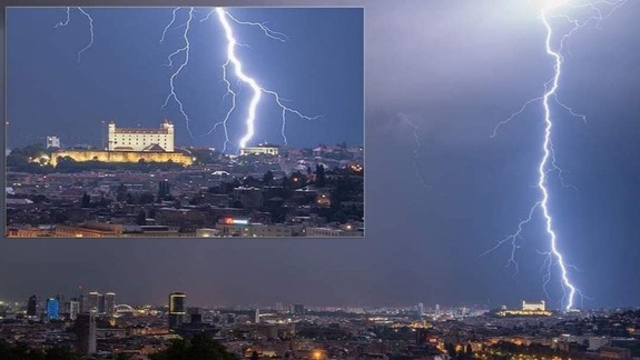 Krásna fotografia i video: Dankov stožiar zasiahol v noci blesk