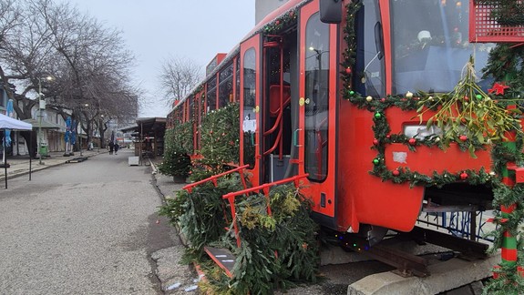 Študentský projekt priniesol na Miletičku Vianoce: Dajte si dobrotu vo vyzdobenej  električke
