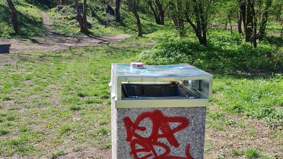 Hrozné! Vandali z prvej várky novoosadených košov v Petržalke zničili viac ako 50