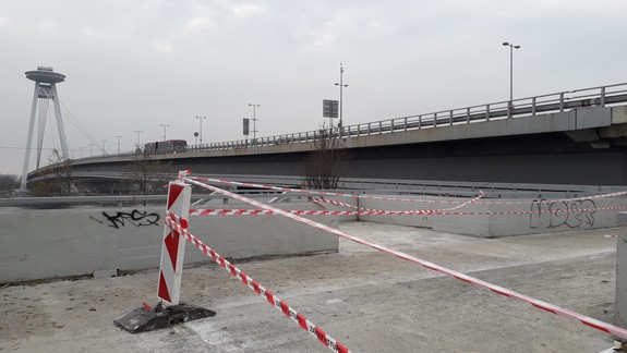 Rozbitú dlažbu na terase mosta konečne opravujú, je tu však menší problém