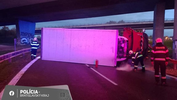 Na zjazde z Prístavného mosta v sa prevrátil nákladiak