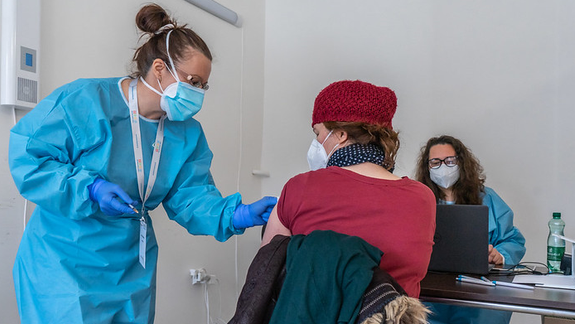 Na očkovanie sa môžu prihlásiť už aj ľudia starší ako 50 rokov