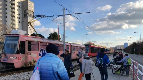 FOTO: V Karlovej Vsi zrazila električka ženu, ktorá jej nečakane vbehla do dráhy, keď naháňala svoje dieťa