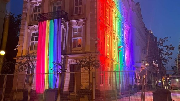 Bratislava sa odieva do farieb dúhy, americká ambasáda doslova žiari