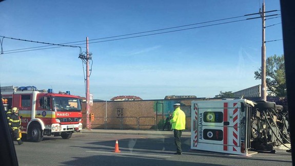 Nehoda: Na Svätoplukovej sa zrazil autobus so sanitkou,