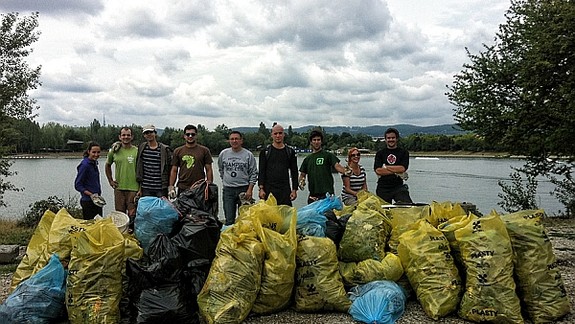 Dobrovoľníci čistili okolie jazera Zlaté piesky