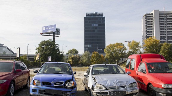 Petržalka začína okrem vrakov odťahovať aj autá parkujúce v hrubom rozpore s pravidlami. Účtuje im za to 120 eur