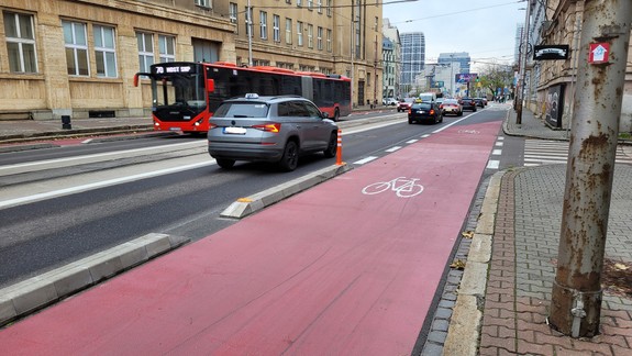 Premena známej cyklotrasy na Vajanského: V priebehu septembra na nej umiestnia nové oddeľovače