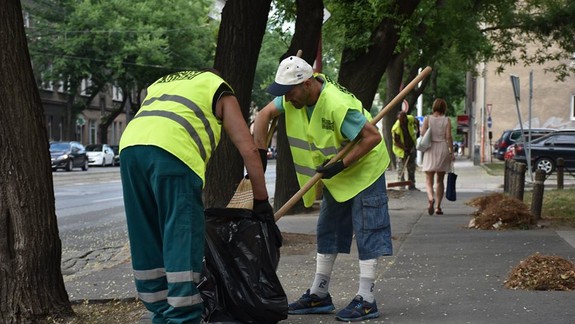 FOTO: Poriadok v Novom Meste pomáhajú udržiavať aj ľudia bez domova