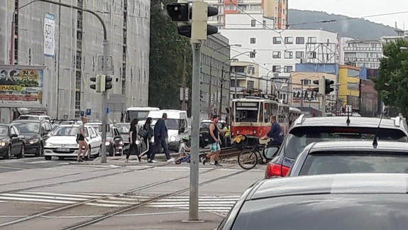 VIDEO: Klasická dopravná kolízia pri Figare - pozrite sa, prečo ráno meškali električky...