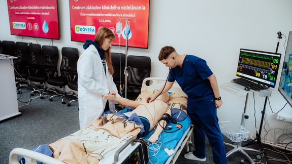 Na Lekárskej fakulte UK otvorili novú simulačnú tréningovú miestnosť pre medikov