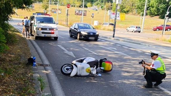 Dacia sa zrazila so skútrom. Nehoda sa skončila zranením