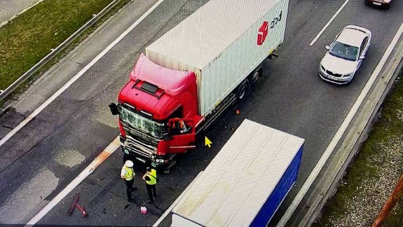 Na D2 za tunelom Sitina sa zrazili dva kamióny