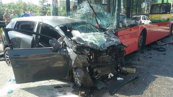 FOTO: Hrozivá nehoda na Dlhých dieloch: Autobus sa zrazil s osobným autom
