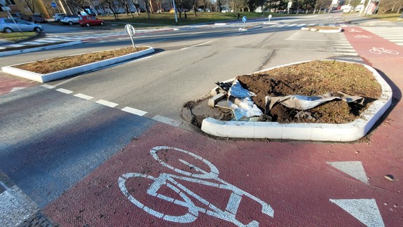 Jeden z ostrovčekov nabral autobus: Križovatka v Lamači opäť vyvolala vlnu diskusií